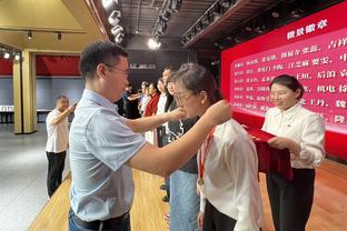 Phóng viên xinh đẹp Chu Linh An chụp ảnh: Cuộc bỏ phiếu Ngôi Sao Tụ Hội đã bắt đầu, mọi người bỏ phiếu cho Hayden. ❤️